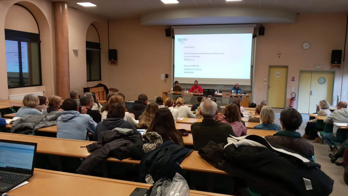 Flash-back EDD-EPSa : 
Mercredi dernier, à @LyceeMarceau de Chartres  :
➡️ Conférence "Handicap, Sport et bien-être" ouverte à tous les établissements du département
♿️Morgan Esnault président du comité handisport 28 
🦮Régis Pichot, bénévole Handi'Chiens, et Tarzan, le chien !