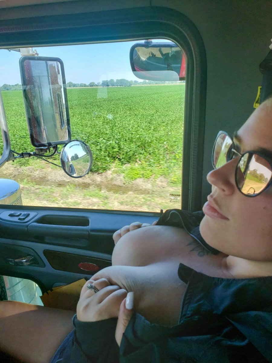 I’m rewarding everyone nudys on Twitter or Facebook who types “hi” 💋💋