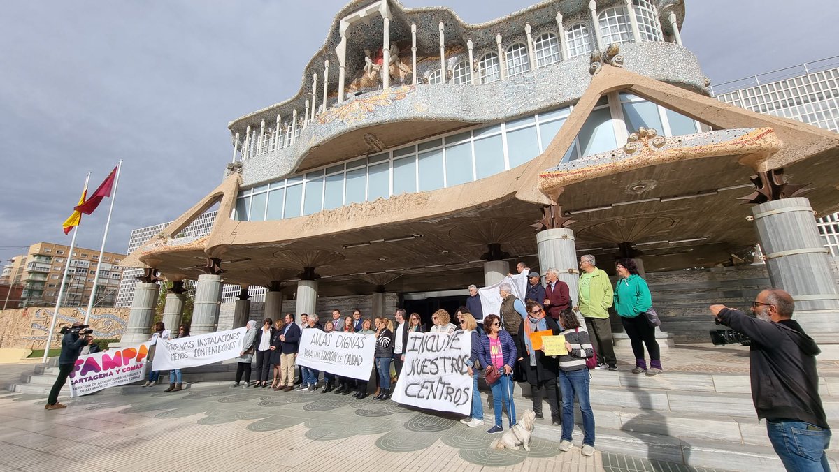 ✅El alcalde de Los Alcázares, Mario Pérez Cervera, y otros miembros del Equipo de Gobierno han acompañado a las AMPAS del municipio hasta la Asamblea Regional para protestar por la falta de inversión prevista en los presupuestos 2024 para acabar con la masificación de las aulas.