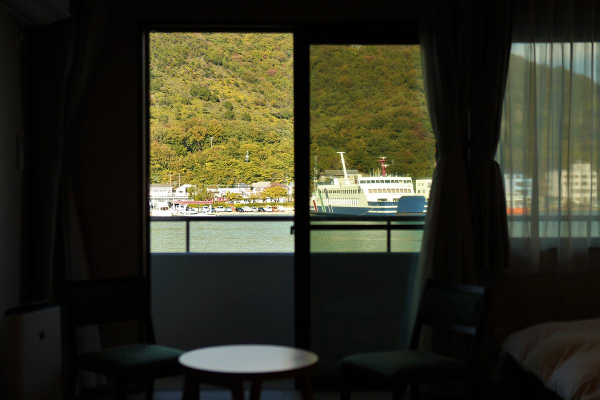 miharuryokan's tweet photo. フェリーひなせ　第三ひなせ丸　当館の海側のお部屋からの眺望！　もういません😢 https://t.co/Sj5Qer6fkK