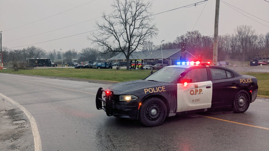 LiveEyeLuke's tweet image. 6th line closed between Chippewa and Tuscarora. Person barricaded in home. Details on @morninglive