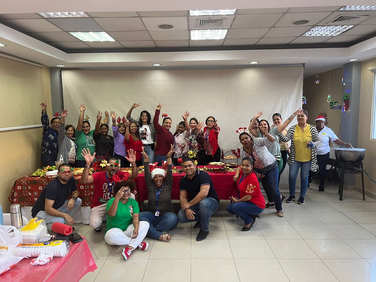 daneirism's tweet photo. Feliz navidad!! Que la paz de nuestro señor Jesucristo les acompañe siempre! Gracias a todo el personal de servicio al usuario de @OnapiRD  a nivel nacional por su entrega y dedicación... Son lo mejor! Gracias mis chicos!! https://t.co/sYxdMdrZrP