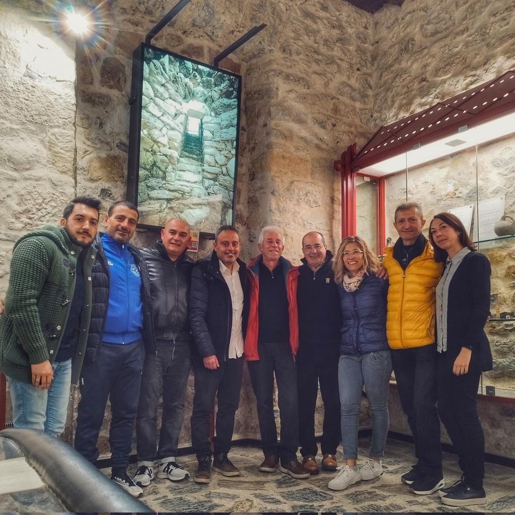 La storia si ripete...

Salutiamo Giuseppe Garau, noto "Peppuccio", che si godrà la meritata pensione dopo 37 anni di onorata carriera. 
Ad Andrea Caddeo il compito di sostituirlo continuando a scrivere un radioso futuro per la nostra cooperativa. 
A innantis "Villa Abbas"!