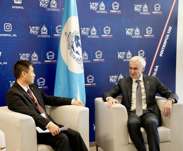 INTERPOL_SG's tweet image. Constructive discussions with Russia’s 🇷🇺 Deputy Minister of Interior Igor Zubov and Xu Datong, China’s 🇨🇳 Vice Minister of Public Security in the margins of the #INTERPOLGA