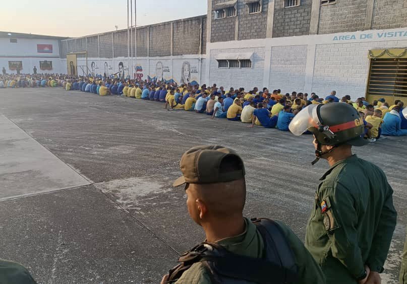 Derecho_paz's tweet photo. Este operativo se lleva a cabo con los funcionarios del Grupo de Respuesta Inmediata y Custodia del Mppsp, acompañados de la GNB, manteniendo el respeto de los Derechos Humanos de la población privada de libertad. https://t.co/SApeViYSOh