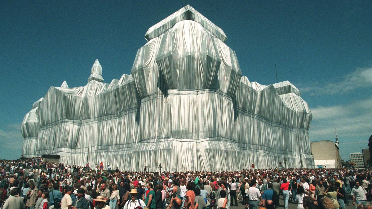 Just as Christo's 'Wrapped Reichstag' symbolized the temporary covering of a political symbol, an inflatable Third Temple on the Temple Mount could have a comparable symbolic meaning. Both works of art could serve as creative acts of unity, transforming existing structures for a