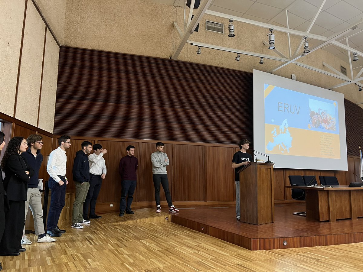 Este grupo nos expone un trabajo muy interesante… Sobre los ERASMUS!! 😊😏
Los estudiantes erasmus suelen relacionarse con gente que también está de erasmus y tienen mayor problema para integrarse con gente de Vigo… Así que por qué no usar ERUV?