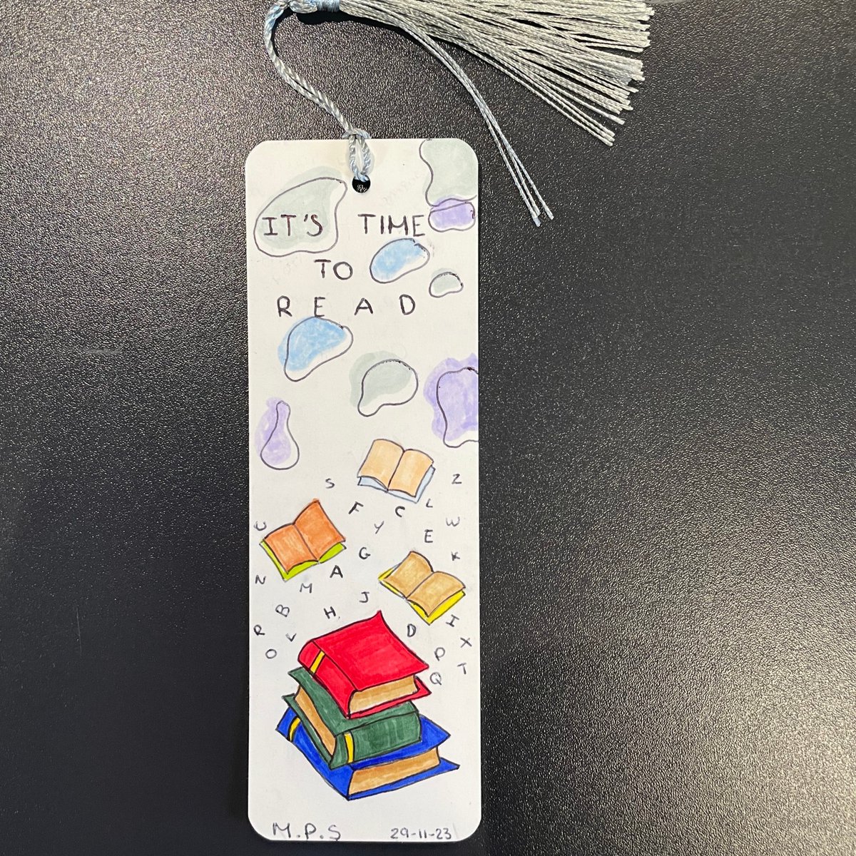 OswestrySchool's tweet photo. Mireia is a Spanish student who is doing amazingly well in her Library reading sessions... she created this very artistic bookmark!  

#thisisoswestry #oswestryschoollibrary #librarylife #lovereading #learningenglish #boardingschool https://t.co/nECLvbqrzL