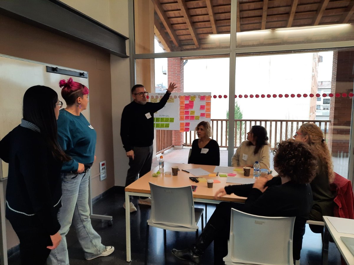 SUMAR_ASC's tweet photo. 🔝 L’equip d’Innovació Estratègica de SUMAR realitza una sessió per a la Dinamització de la Innovació que posa el seu focus en la pràctica reflexiva sobre la realitat i en les alternatives i possibilitats futures sobre com dinamitzar la innovació. 

#SUMAR també és #innovació. https://t.co/mbyfmSLUZA