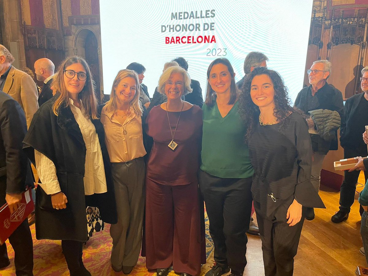 vallhebron's tweet photo. 🏅La Dra. Elena Carreras, cap d'Obstetrícia i Ginecologia de #VallHebron, rep la #MedallaHonor2023 de @bcn_ajuntament, en reconeixement a una trajectòria dedicada a tenir cura de la salut de les dones 🤱 amb perspectiva de gènere.

Descobriu-la 👇
https://t.co/ijsnk6hpyv https://t.co/f3bF7zcXSc