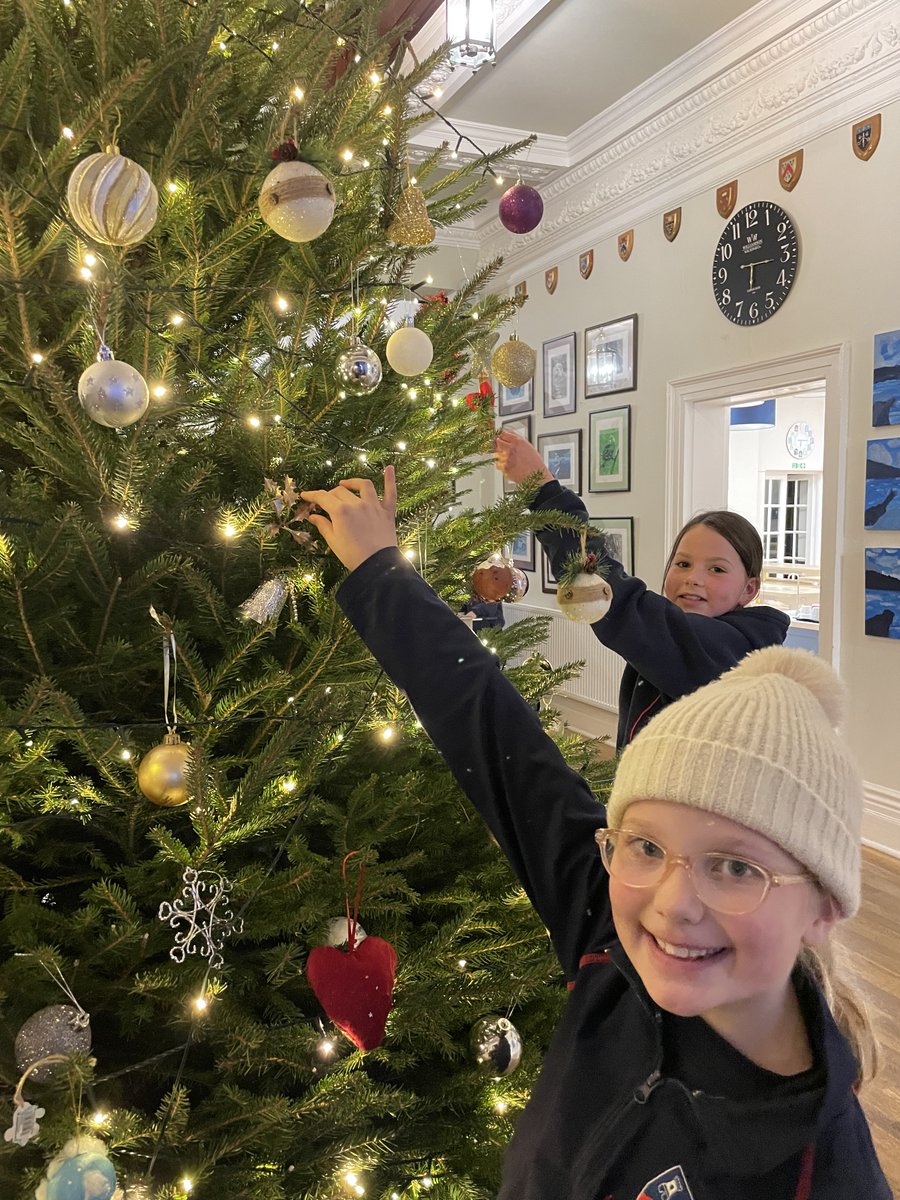 Mount_Kelly's tweet photo. Prep boarders had a great time decorating the Christmas tree last night, serenaded by Mrs Twyman on the piano and Alistair on the violin. Don't forget to come to the official lights switch on after school today. #mountkellychristmas #mountkellyprepboarding
#prepboarding #boardingschoollife 🎄