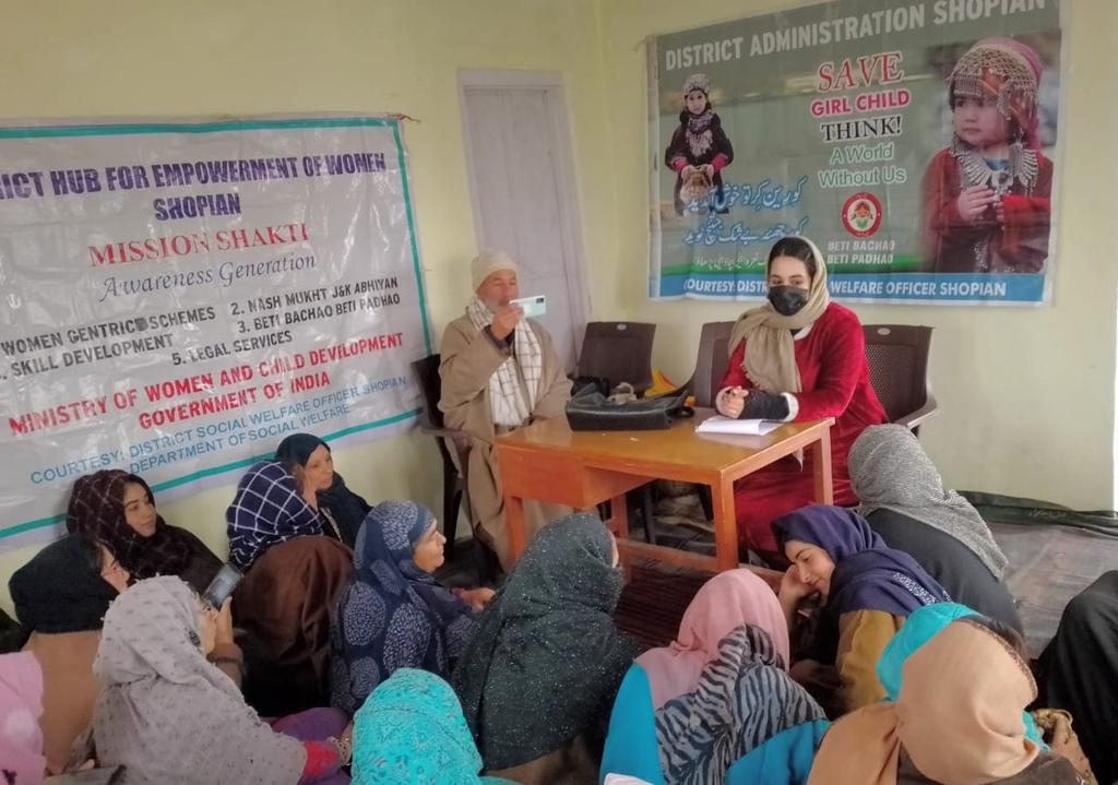 Informationspn's tweet photo. #DHEW Shopian organises awareness programmes under BBBP,
Highlighted women empowerment schemes.
@OfficeOfLGJandK
@diprjk
@dmshopian
@Dhewspn
@ddnewsSrinagar https://t.co/4xBod9p5TK