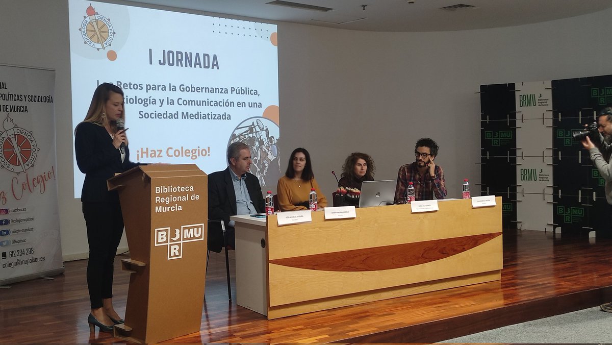 III Mesa Redonda de periodismo "Transparencia, medios de comunicación y periodismo ético". En esta mesa contamos con los ponentes D.Rubén G. , D.Manuel Segura, Dña. Lola García y Dña.Virginia Vadillo. Dinamizando el grupo contamos con Dña.Lucia  Hernández. #JornadaMupolsoc