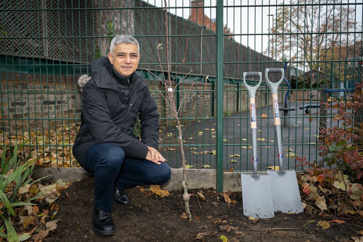 LDN_pressoffice's tweet photo. .@MayorofLondon today planted the 500,000th City Hall-funded tree since he became Mayor, alongside pupils @GarrattPark, volunteers @TCVtweets and @WWF ambassadors Tayshan Hayden-Smith &amp; Kedar Williams-Stirling. https://t.co/LMbfRvyvZ3
