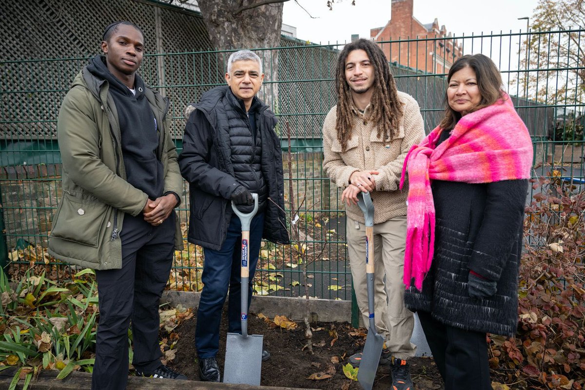 .<a href="/MayorofLondon/">Mayor of London, Sadiq Khan</a> today planted the 500,000th City Hall-funded tree since he became Mayor, alongside pupils @GarrattPark, volunteers <a href="/TCVtweets/">The Conservation Volunteers (TCV)</a> and <a href="/WWF/">WWF</a> ambassadors Tayshan Hayden-Smith &amp; Kedar Williams-Stirling.