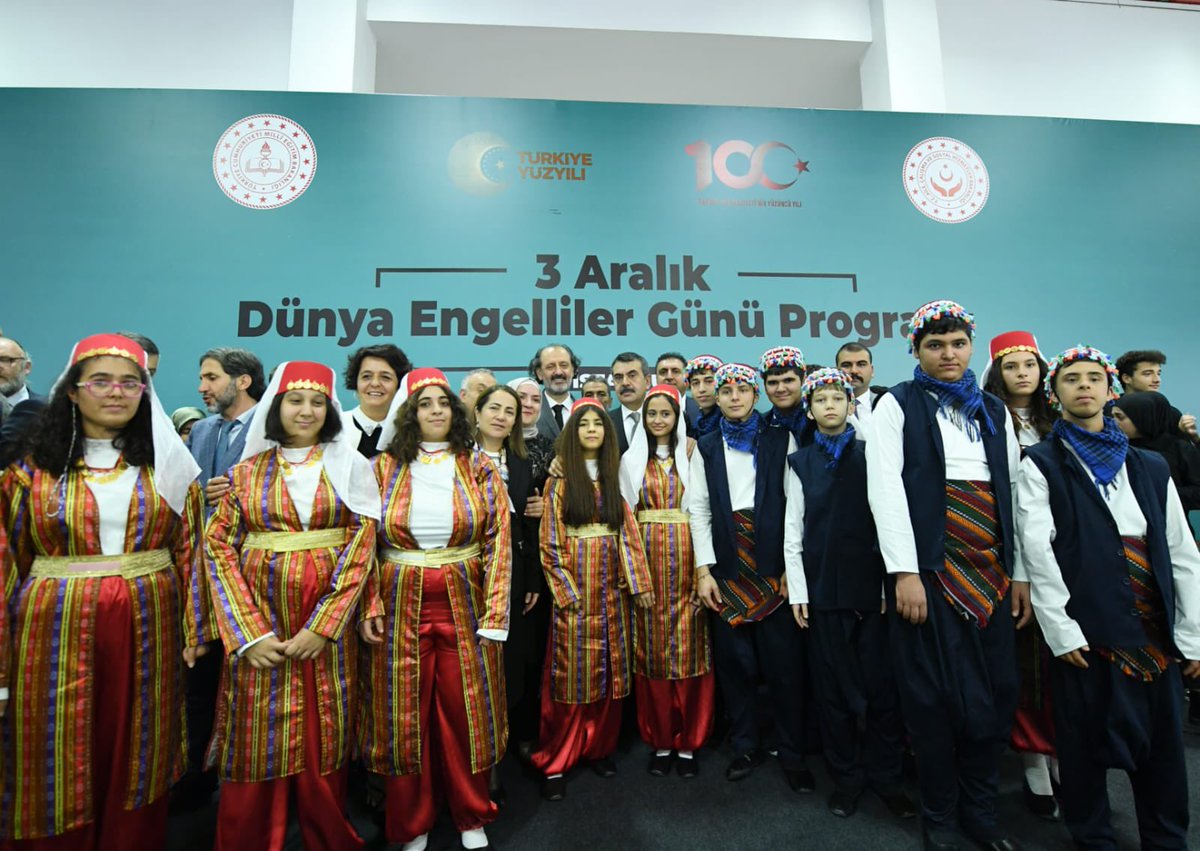 Cumhurbaşkanımız Sayın Recep Tayyip Erdoğan’ın himayelerinde, Aile ve Sosyal Hizmetler Bakanlığımız ev sahipliğinde bu yıl 13’üncüsü düzenlenen Engelsiz Yaşam Fuarı ve Farkındalık Zirvesi’ne katıldık.
 
Bakanlık olarak en büyük servetimiz; genç, yetişmiş insan gücümüzdür. En