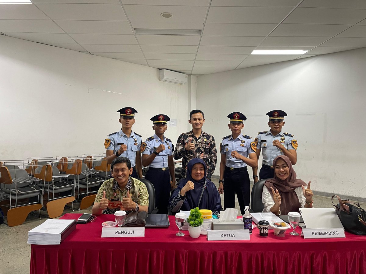 akbarfariss's tweet photo. Jumat (03/11/2023), Alhamdulillah saya telah melaksanakan seminar hasil tugas akhir yang dilaksanakan diruang 1 Gedung Poltekip. Adapun penelitian saya berjudul "Pola Tindakan Bunuh Diri Narapidana dan Tahanan (Studi Kasus Pada Lapas Kelas II A Bogor). Sidang ini diketuai oleh https://t.co/LffT9iGsNH
