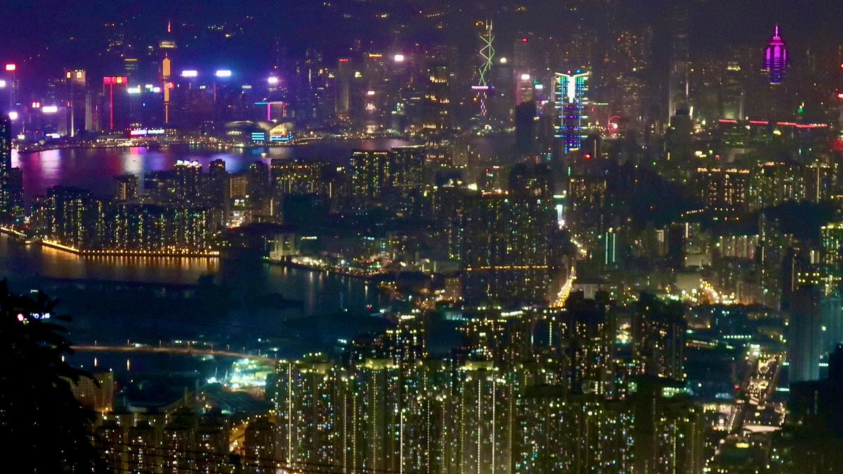 japanavi's tweet photo. 飛鵝山から見る香港夜景。『英雄本色(男たちの挽歌)』では周潤發がここでこの台詞を言う。
「真係估唔到香港嘅夜景原來咁靚。咁靚嘅野，一下就無晒，真係有D唔抵」(香港の夜景はこんなに綺麗だったんだな。こんなに綺麗なものを一瞬で失っちまった。情けないな)
この台詞を噛み締める香港新時代2023年 https://t.co/4BMOf8mT9h