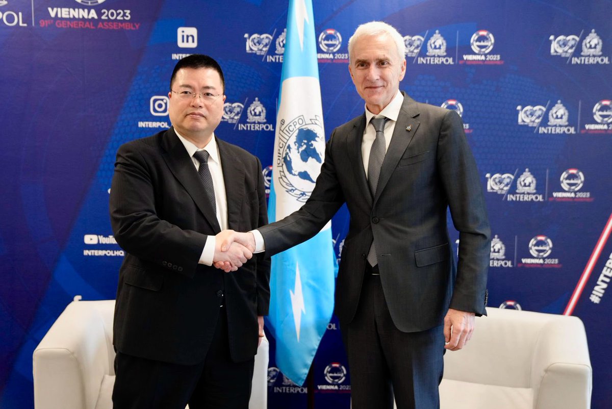 INTERPOL_SG's tweet image. Productive conversations with colleagues from Colombia 🇨🇴, Belarus 🇧🇾 Japan 🇯🇵 and Nigeria 🇳🇬 on the sidelines of the #INTERPOLGA about the crime challenges they face.