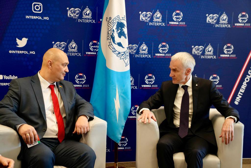 INTERPOL_SG's tweet image. Productive conversations with colleagues from Colombia 🇨🇴, Belarus 🇧🇾 Japan 🇯🇵 and Nigeria 🇳🇬 on the sidelines of the #INTERPOLGA about the crime challenges they face.