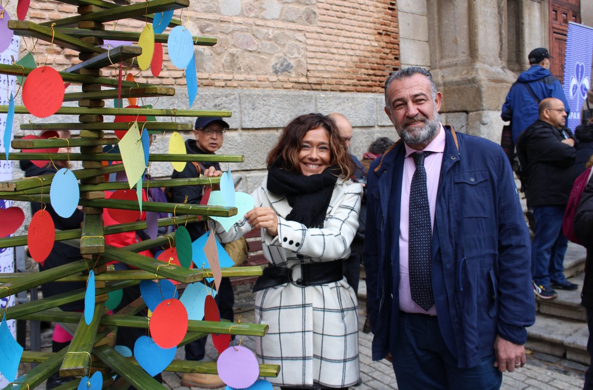 🔴 Miembros del Grupo Socialista en la Diputación han disfrutado del 𝐞𝐦𝐨𝐭𝐢𝐯𝐨 acto organizado por @ApanasToledo.

🎄 Han colgado sus deseos en el árbol de madera elaborado con 𝐢𝐥𝐮𝐬𝐢𝐨́𝐧 por chicos y chicas de la asociación.