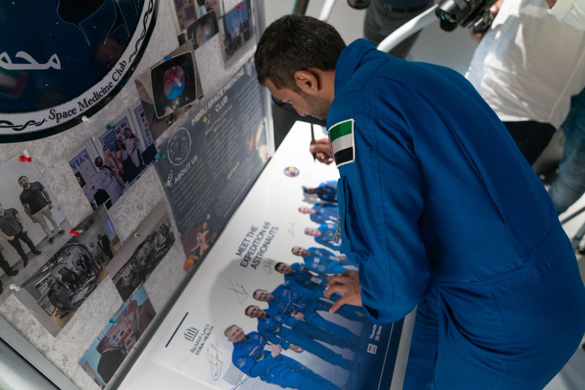 DXBMediaOffice's tweet photo. #دبي الصحية، أول نظام صحي أكاديمي متكامل في دبي، تستضيف رواد فضاء البعثة 69 إلى محطة الفضاء الدولية، وذلك خلال فعالية خاصة جرى تنظيمها في جامعة محمد بن راشد للطب والعلوم الصحية ضمن زيارة رواد الفضاء التاريخية لدولة #الإمارات.
 https://t.co/dLyHAMa5W7 https://t.co/Q8vazyO692