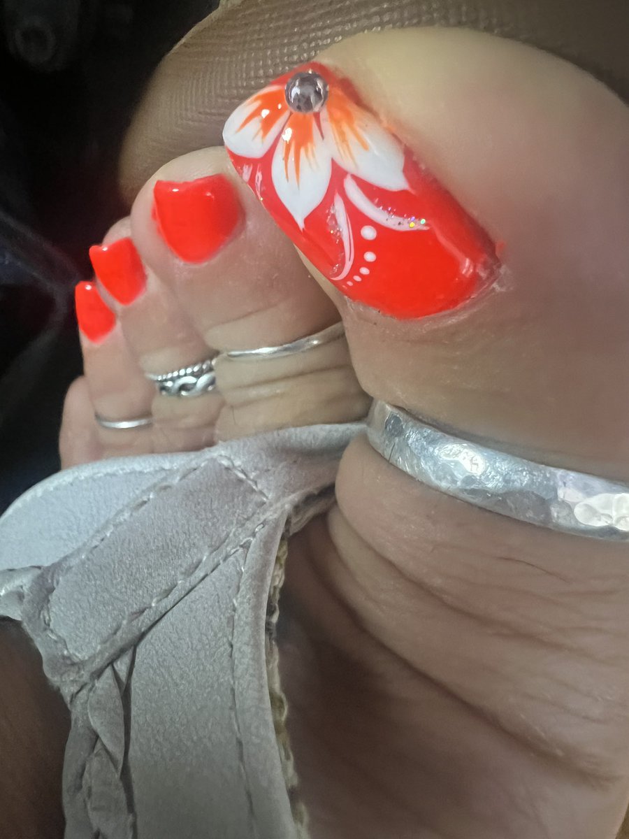 Beautifeet23's tweet photo. I could really use my toes sucked!!! https://t.co/XYJRLZNHeb