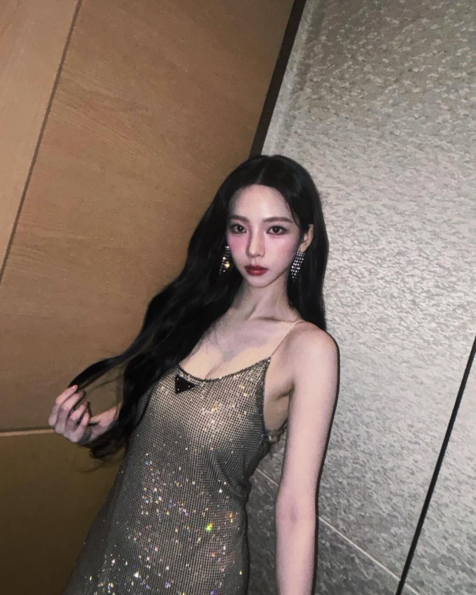 Wonbin’s pretty girlfriend. 😋