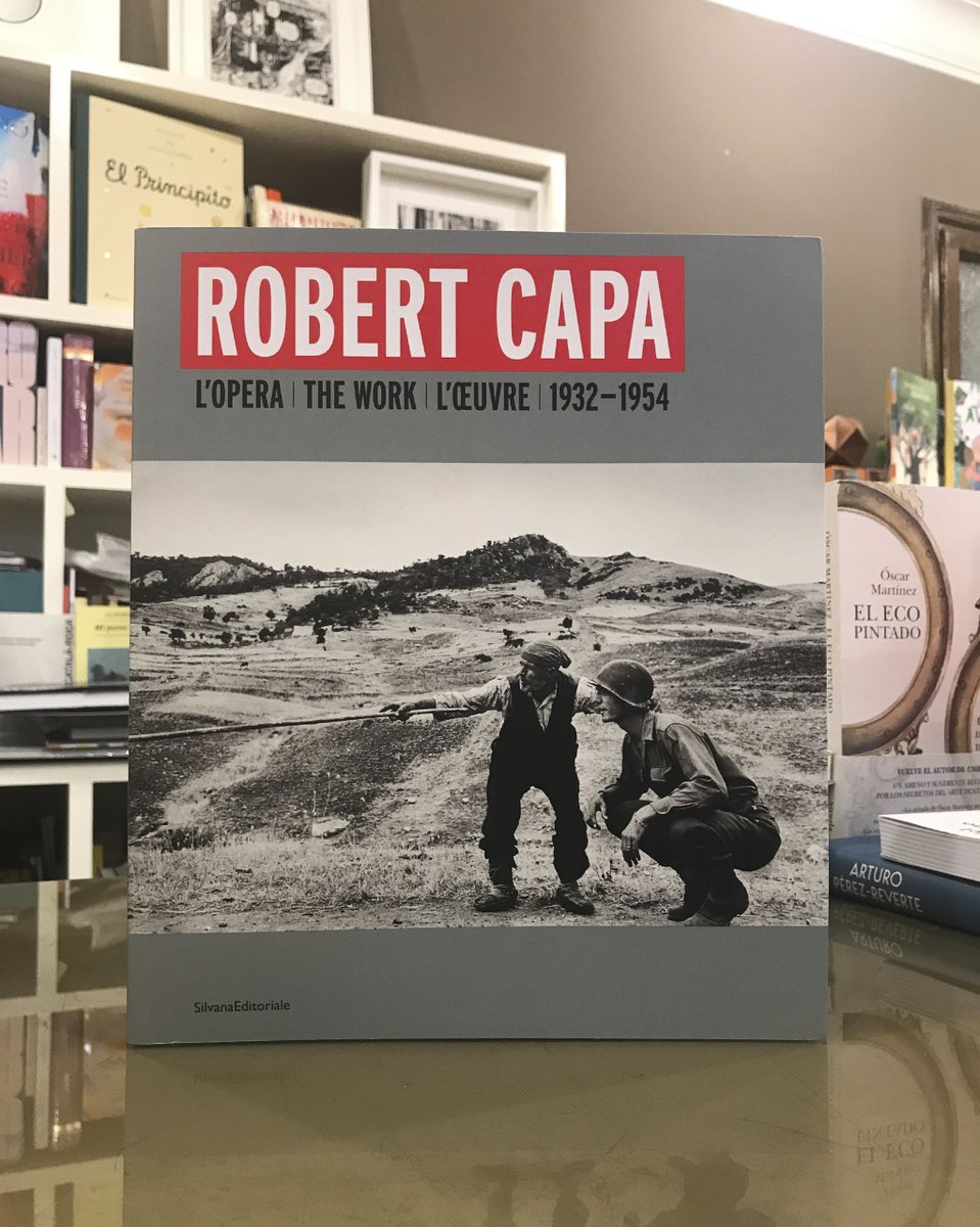 #librodeldía 'Robert Capa. The Work 1932-1954'. Toda una cronología de la obra de Capa, un verdadero monumento en la historia de la fotografía, y mostrando por un lado la idea de su inmensidad y por otro perfilando cómo trabaja el fotógrafo en el campo. @SEditoriale
