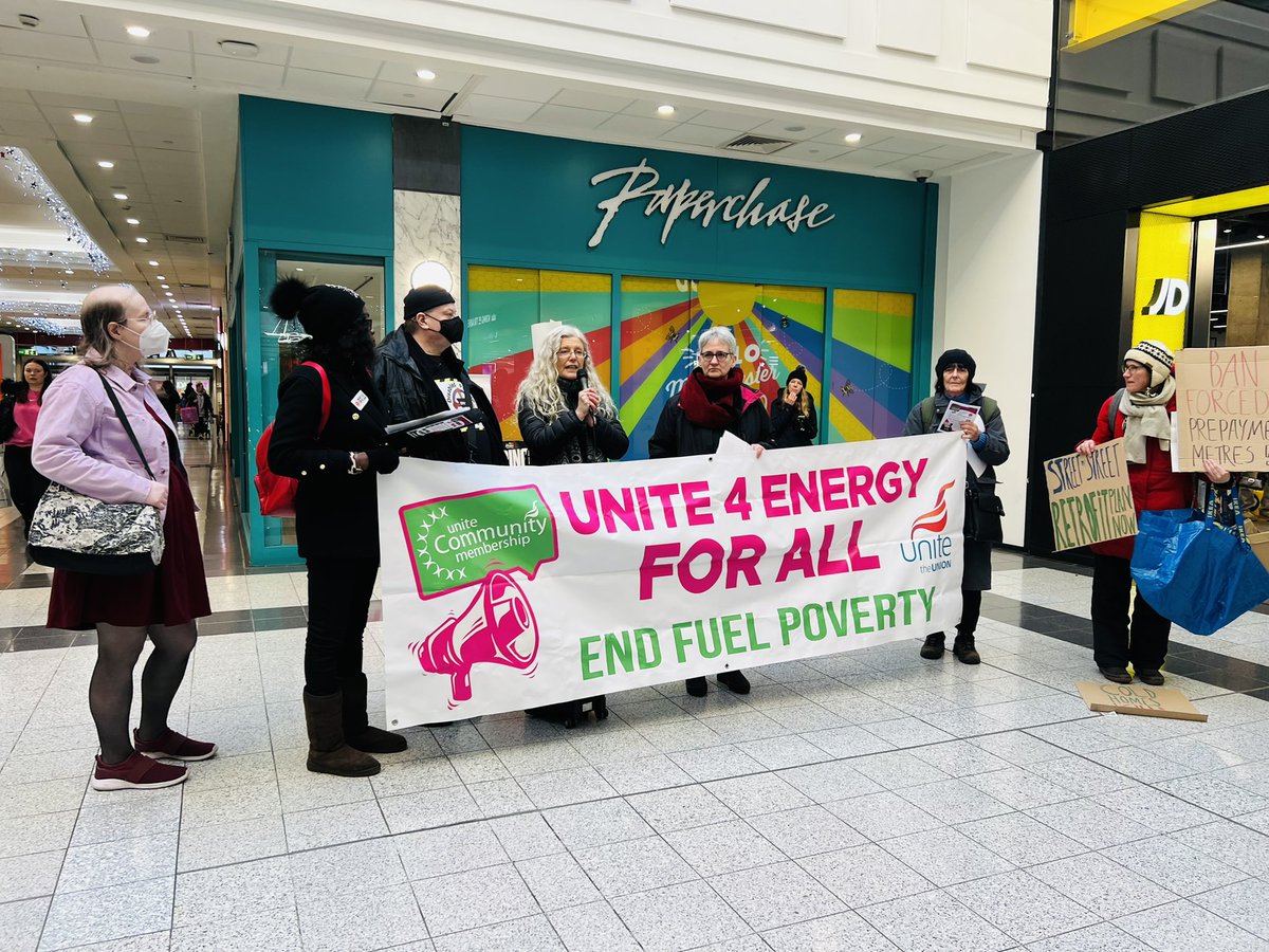 Manchester @FuelPovAction calling for #EnergyForAll today and every day! Karen from @Unite_Community says “Energy company profits are off the scale while people freeze. We need to come together collectively, we can change this!” #FreezeProfitsNotPeople #ColdHomesKill #WarmUp