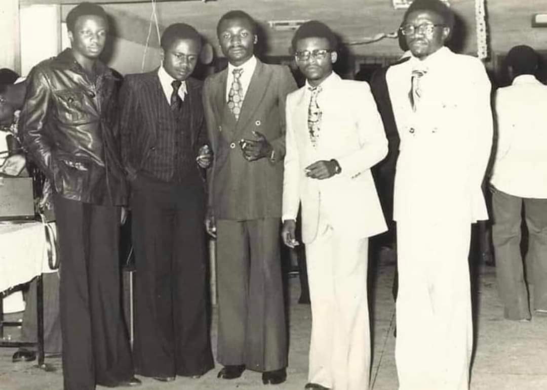 gampsonfranck's tweet photo. Des étudiants à l’université de Yaoundé entre 1973 et 1974. 

De gauche à droite : Eric Chinje, Peter Fogam, Justice Dan Kisob, Joseph Dion Ngute et Ephraim Ngwafor. https://t.co/ZeRY9mJ5rq
