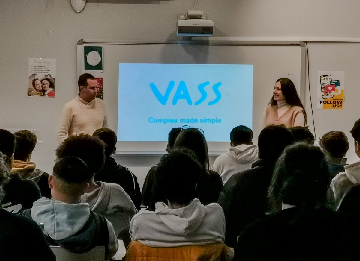 eepigroup's tweet photo. Hoy ha venido @VASS_Company para hablar con nuestros alumnos de #informatica sobre sus #prácticas. No hay nada mejor que venga la empresa y nos cuente todo lo necesario para trabajar con ellos. Toda una suerte tenerlos con nosotros!! 👩💻👨💻😄
#EEPiGroup #empresa #FPdual https://t.co/woJVng3oOh