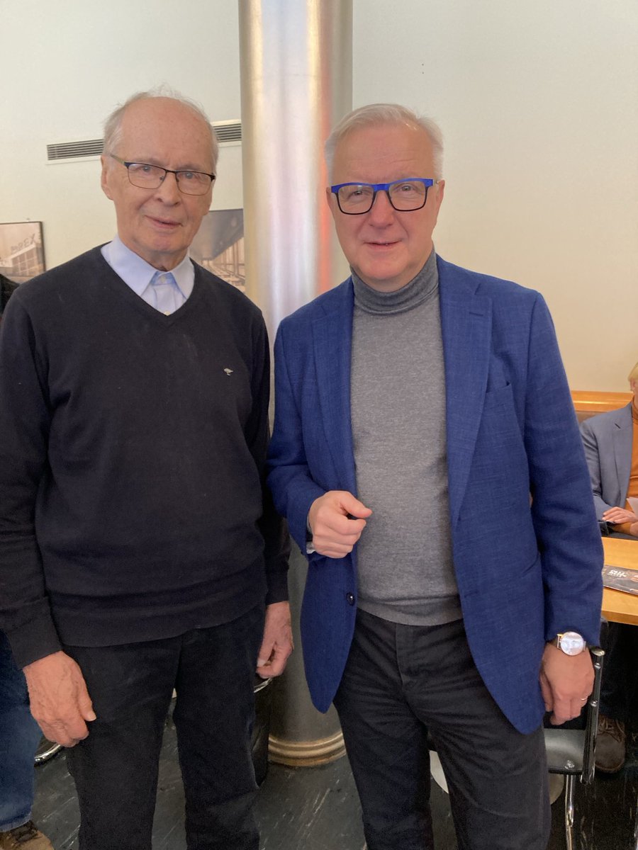 Kallio ja Vakaa kuin kallio! Lankoni, presidentti Kallion pojanpoika ja ⁦Olli Rehn⁩ aamukahvitilaisuudessa. Aika nyt muistuttaa1930-luvun lopun aikoja. Tarvitsimme silloin ja tarvitsemme nyt vakaan ja sovinnollisen presidentin. Siksi ⁦<a href="/ollirehn/">Olli Rehn</a>⁩ #presidentti2024