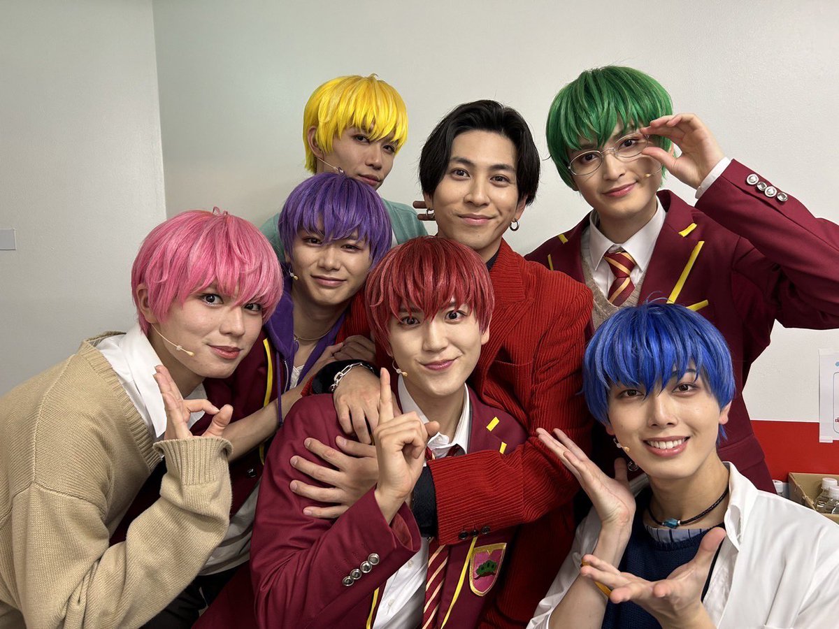 YuukiIzawa's tweet photo. 舞台「おそ松さん」アフタートークに遊び行かせて頂きました。なんだろう。新しく6人の弟が出来たみたいな感覚で凄く嬉しい☺️ 
パフォーマンスも芝居もF6として完璧で、益々これからの活躍が楽しみですね。

僕らはF6を愛している。ジャスティス

#松ステ https://t.co/EdmqUabZEb