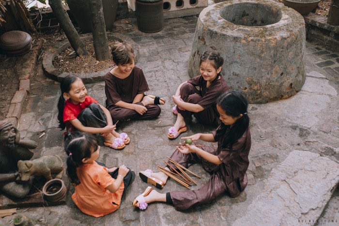 Cuộc sống ngày nay có quá nhiều thứ khiến chúng ta không còn nhớ đến những bản sắc dân tộc, những trò chơi dân gian mà chúng ta thường chơi lúc nhỏ chắc gì đã có ai còn nhớ? 
Nếu ai đó hỏi bạn rằng, bạn có thể nhớ và kể tên được bao nhiêu trò chơi dân