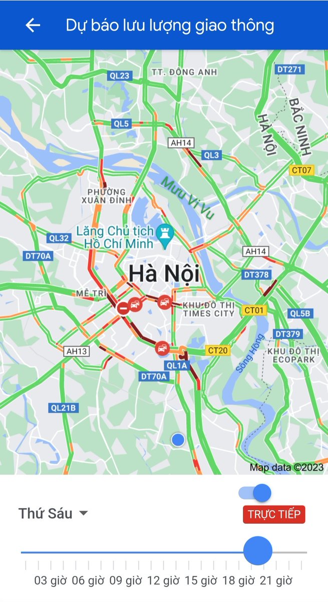 MUU_ViVu's tweet photo. Đi trên đường phố Hà Nội như chơi games vậy đó
Hà Nội ùn tắc ngày mưa và cuối tuần, món đặc sản của Hà Nội

Có thể hôm nay là một ngày tắc hơn bình thường, nhưng đây là tình trạng đã trở thành quen thuộc ở Hà Nội. Nhiều người nói Hà Nội hiện không còn giờ cao điểm nữa vì giờ nào ra đường cũng là giờ cao ��iểm. Bản thân tôi dù không lạ và hiểu nguyên nhân của tình trạng trên, song vẫn thực sự "shock" mỗi khi chứng kiến cảnh ách tắc giao thông ở Thủ đô, nhất là các khung giờ cao điểm và khi trời mưa.

Ách tắc giao thông là một "đặc sản" của các nước đang phát triển như Việt Nam. Khác với tiến trình phát triển tuần tự tại các nước Âu - Mỹ đi trước, quá trình tăng trưởng kinh tế tại các xã hội đang phát triển thường diễn ra mạnh mẽ theo hướng tập trung tại một số địa bàn thuận lợi.

Do kinh tế tiến nhanh hơn tốc độ biến đổi cấu trúc xã hội tổng thể, cho nên không chỉ cơ sở hạ tầng, trình độ quản lý, mà cả những thói quen tư duy, hệ giá trị và các chuẩn mực, lối sống, cùng nhưng khuôn mẫu hành vi phổ biến của người dân… cũng đều chưa thay đổi kịp để có thể thích ứng với sự thay đổi nhanh chóng về của cải vật chất, trong đó có phương tiện giao th��ng.

Một thực tế mà chúng ta sẽ phải đối mặt là tình trạng ách tắc giao thông và đáp ứng nhu cầu đi lại của người dân đã, đang, sẽ còn là thách thức nan giải cho hệ thống chính quyền địa phương tại các đô thị lớn trong nhiều nhiệm kỳ tới.

Tính chất nan giải của bài toán giao thông đô thị bắt nguồn từ nhiều yếu tố, như: sự chưa hoàn thiện của chính sách, thiếu nguồn lực, trình độ quy hoạch và quản lý còn hạn chế, cùng ý thức, lối sống, mức sống, thói quen hành vi của cư dân đang trong quá trình chuyển đổi từ xã hội nông nghiệp lên xã hội công nghiệp và đô thị.

Để thúc đẩy việc giải quyết những vấn đề cấp bách nêu trên, mới đây, Chính phủ đã ban hành Nghị quyết số 149 nhằm thực hiện Chỉ thị của Ban Bí thư Trung ương Đảng về tăng cường sự lãnh đạo của Đảng đối với công tác bảo đảm trật tự, an toàn giao thông trong tình hình mới. Hai định hướng giải pháp được nhấn mạnh trong Nghị quyết 149 là nhanh chóng phát triển giao thông công cộng, và tổ chức giao thông hợp lý, khoa học, phù hợp với điều kiện kết cấu hạ tầng tại mỗi địa phương, đặc biệt là tại các đô thị lớn.

Nếu xét đến trình độ phát triển của đất nước, thực tế phát triển giao thông công cộng trong thời gian qua, trình độ quản lý khu vực công, và những đặc thù bối cảnh xã hội nước ta hiện nay thì có thể thấy cả hai định hướng giải pháp nêu trên đều cần nhiều thời gian. Trong khi đó, tâm lý và thói quen của nhiều người dân đang là lực cản đáng kể trong quá trình thực hiện hai định hướng này.

Hiện nay nhiều người Việt Nam vẫn có xu hướng cư trú gần nơi làm việc, học tập, mua sắm. Với nhóm kinh tế hộ gia đình ở đô thị thì nơi ở cũng đồng thời là nơi kinh doanh. Xu hướng ưu tiên khoảng cách ngắn giữa nơi ở và nơi làm việc, học tập, mua sắm bảo lưu những suy nghĩ và thói quen đề cao sự tiện lợi trong đi lại, dẫn đến sự ưu tiên sử dụng các phương tiện cá nhân, vốn rất linh hoạt. Thế nhưng, những đặc điểm xã hội này lại trở thành những tác nhân chính yếu thúc ��ẩy tích tụ dân cư, không khuyến khích sử dụng phương tiện giao thông công cộng.

Di dời các trường đại học, nhà máy ra khỏi nội đô cũng là giải pháp đã được thực hiện. Tuy nhiên, tiến độ di dời chậm chạp là bằng chứng cho thấy nếu chỉ tư duy cơ học, nặng về kỹ thuật thì chính sách cũng khó thành công. Nhà trường, cơ sở sản xuất có thể buộc phải di dời nhưng con người vẫn sáng đi, tối về lại thành phố thì chưa thể giải quyết căn cơ các vấn đề về mật độ dân cư và giao thông.#muuvivu #dulich