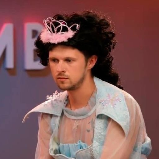 это я сегодня. сижу в бардаке, но зажгла гирлянду. создаю видимость.