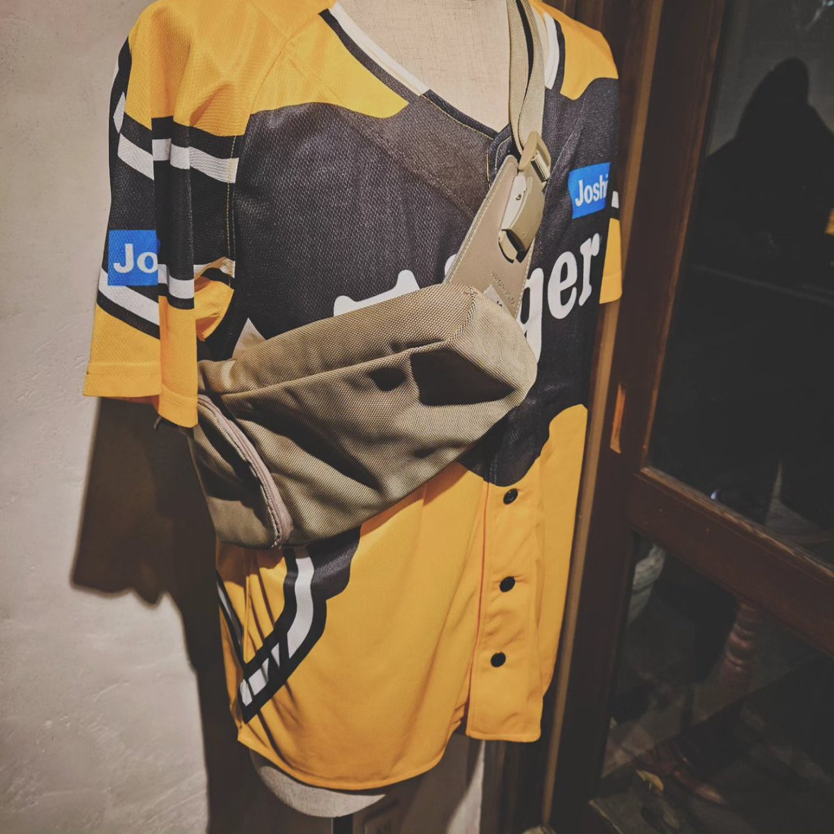 hoffma_osaka's tweet photo. 11月30日(木)〜12月4日(月)まで
DJ Mayshi 
絹糸刺繍作家 
のお二人による蚤の市が開催されています

書籍、洋服はメンズレディースともお楽しみ頂けます🐯

この蚤の市開催期間の明日2日(土)は
こちら
↓ https://t.co/nFL3fUiWga