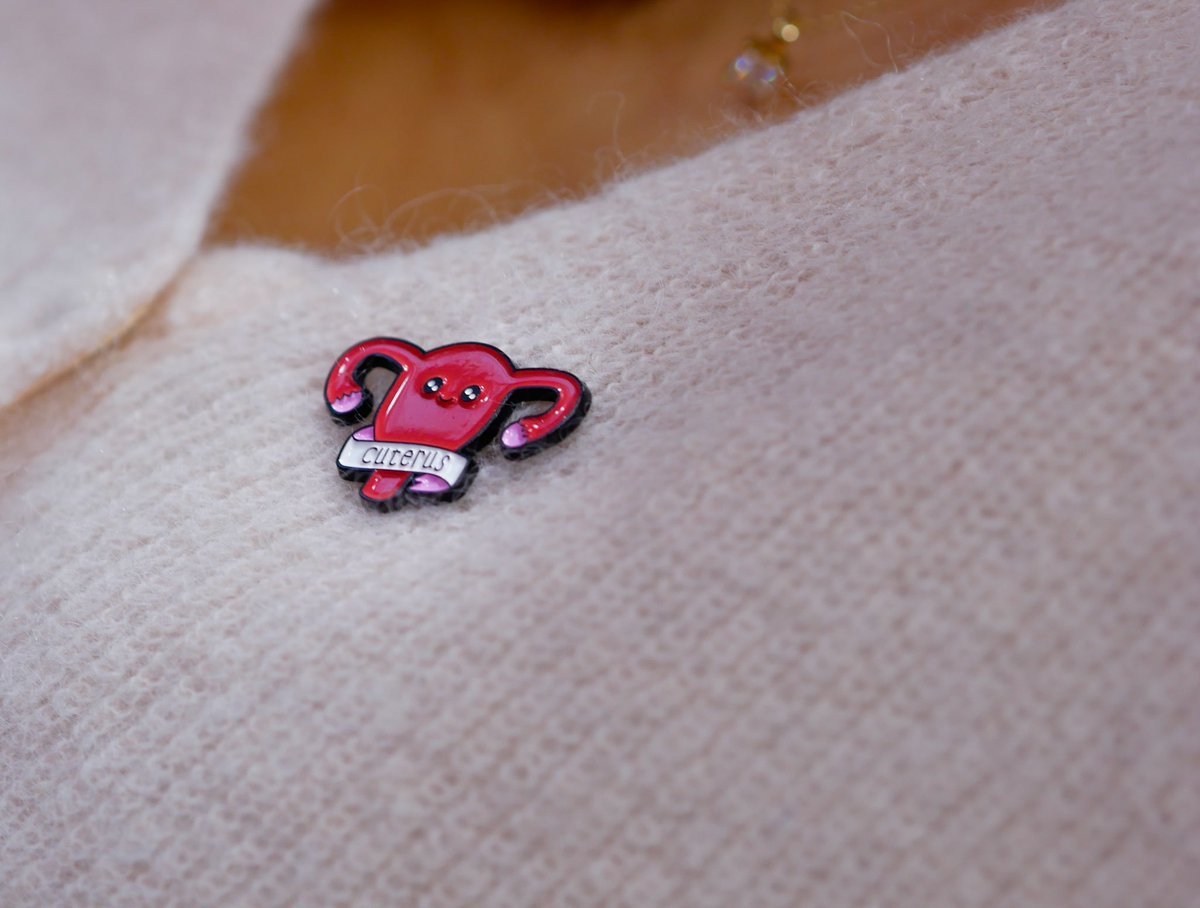 DermgNice's tweet photo. Avez-vous remarqué Cuterus ? 🍓❤️💃

Il a assisté de très très près à la comm’
« Études RIESC : Risque d’infections uro-genitales et d’Expulsion dans l’association Stérilet et Coupe menstruelle »
-Dre Madar &amp; Dre Gaucher-
@UniCA_Medecine 
#Gynecologie #contraception
#CNGE2023 https://t.co/MDcSYFfSWL