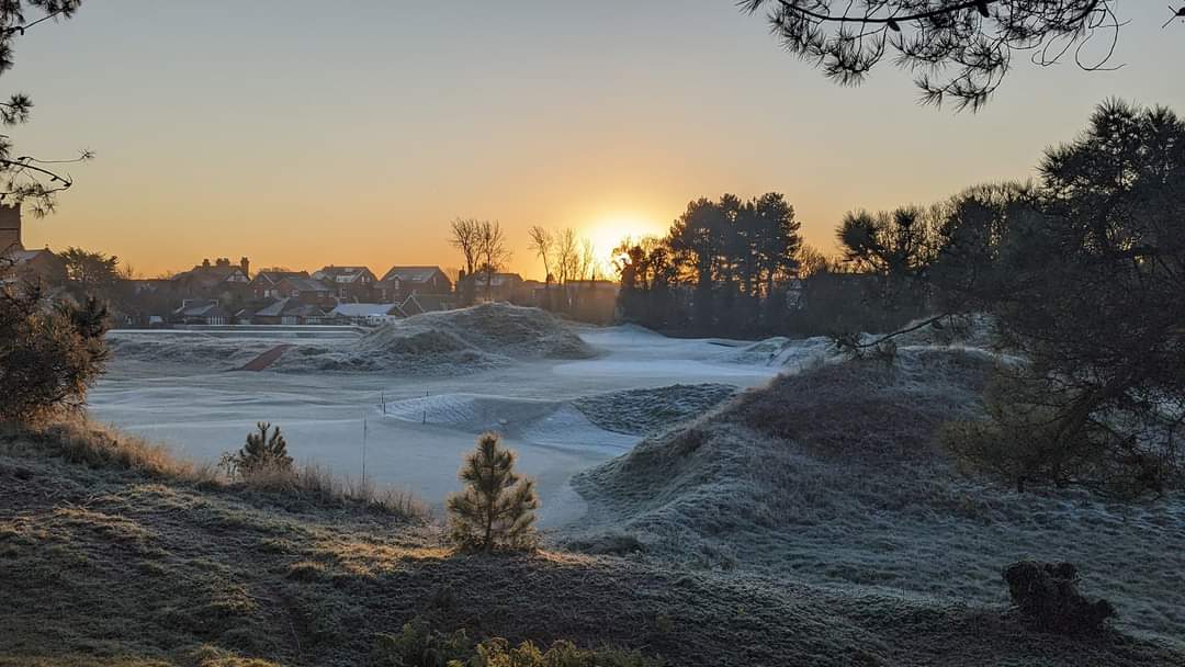 It's cold but also very picturesque on the Links this morning. @HeskethGolfClub @BIGGALtd #lovegreenkeeping