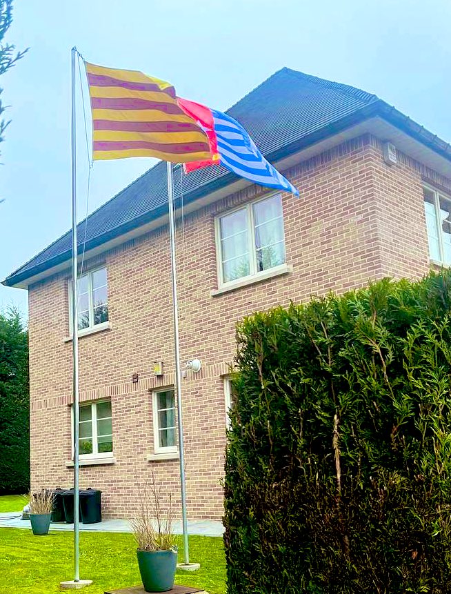 Com cada any hissem a la Casa de la República Catalana la bandera estelada de Papua Occidental per solidaritzar-nos amb la lluita per la llibertat i la independència del poble papú. La seva lluita també és la nostra. Dia de la Independència de Papua Occidental @BennyWenda.