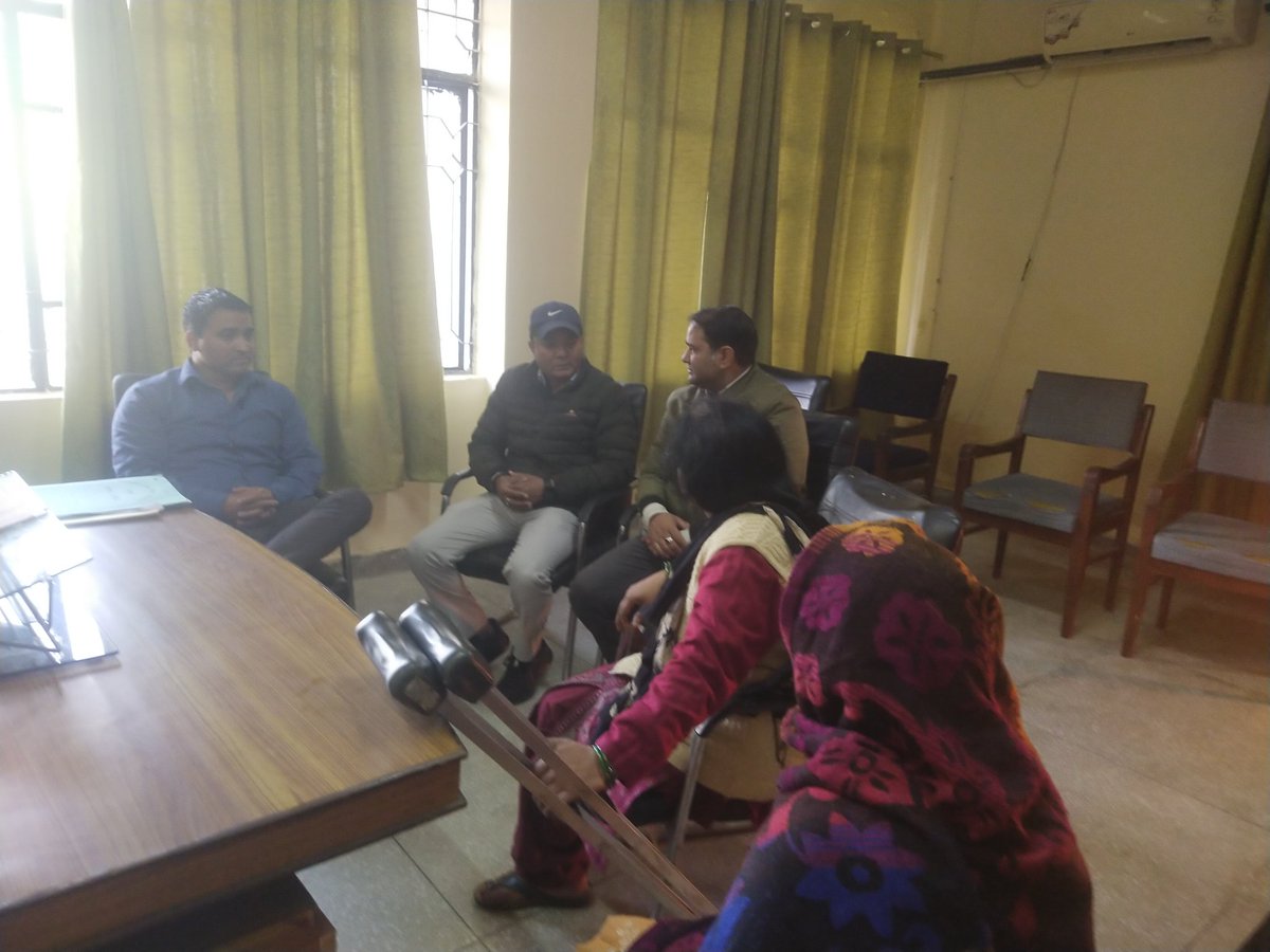Usrlm_Haridwar's tweet photo. TODAY APD MADAM Discussed  WITH RBI/REAP SALES AM ALONG WITH DISTRICT THEMATIC EXPERT SURAJ KUMAR ,REGARDING ULTRAPOOR OR HANDICAPT SHG'S HOW DO WE GIVE THE ADVANGAE OF VERIOUS LINE DIPARTMENT SCHEME.VO MEMEBER ALSO MEET WITH APD MADAM AND ASKED FOR HELP IN SMALL ENTERPRISES https://t.co/Y8j9QUSsXD