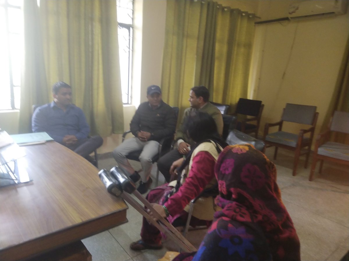 Usrlm_Haridwar's tweet photo. TODAY APD MADAM Discussed  WITH RBI/REAP SALES AM ALONG WITH DISTRICT THEMATIC EXPERT SURAJ KUMAR ,REGARDING ULTRAPOOR OR HANDICAPT SHG'S HOW DO WE GIVE THE ADVANGAE OF VERIOUS LINE DIPARTMENT SCHEME.VO MEMEBER ALSO MEET WITH APD MADAM AND ASKED FOR HELP IN SMALL ENTERPRISES https://t.co/Y8j9QUSsXD