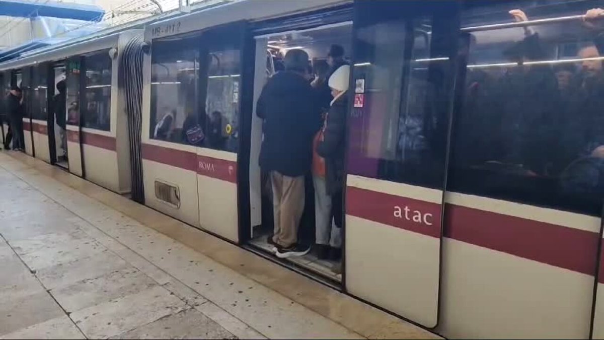 VIDEO | Il disastro della Metro B non fa più notizia. Treni così pieni che non si riesce a salire dlvr.it/SzYV5R