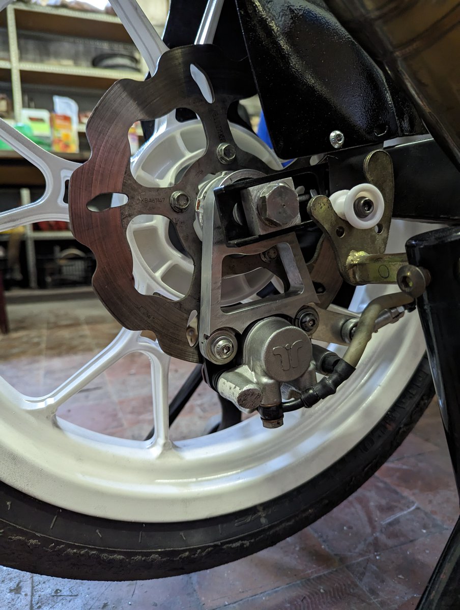 Nos alegra escuchar que la colaboración de <a href="/haasspain/">Haas Spain</a> con el equipo @synergyracingteam ha sido clave para la competición. La pieza, que funcionó muy bien en la moto, fue mecanizada con una máquina Haas modelo UMC-500.
#haasautomation #cnc #machining #racing #parts