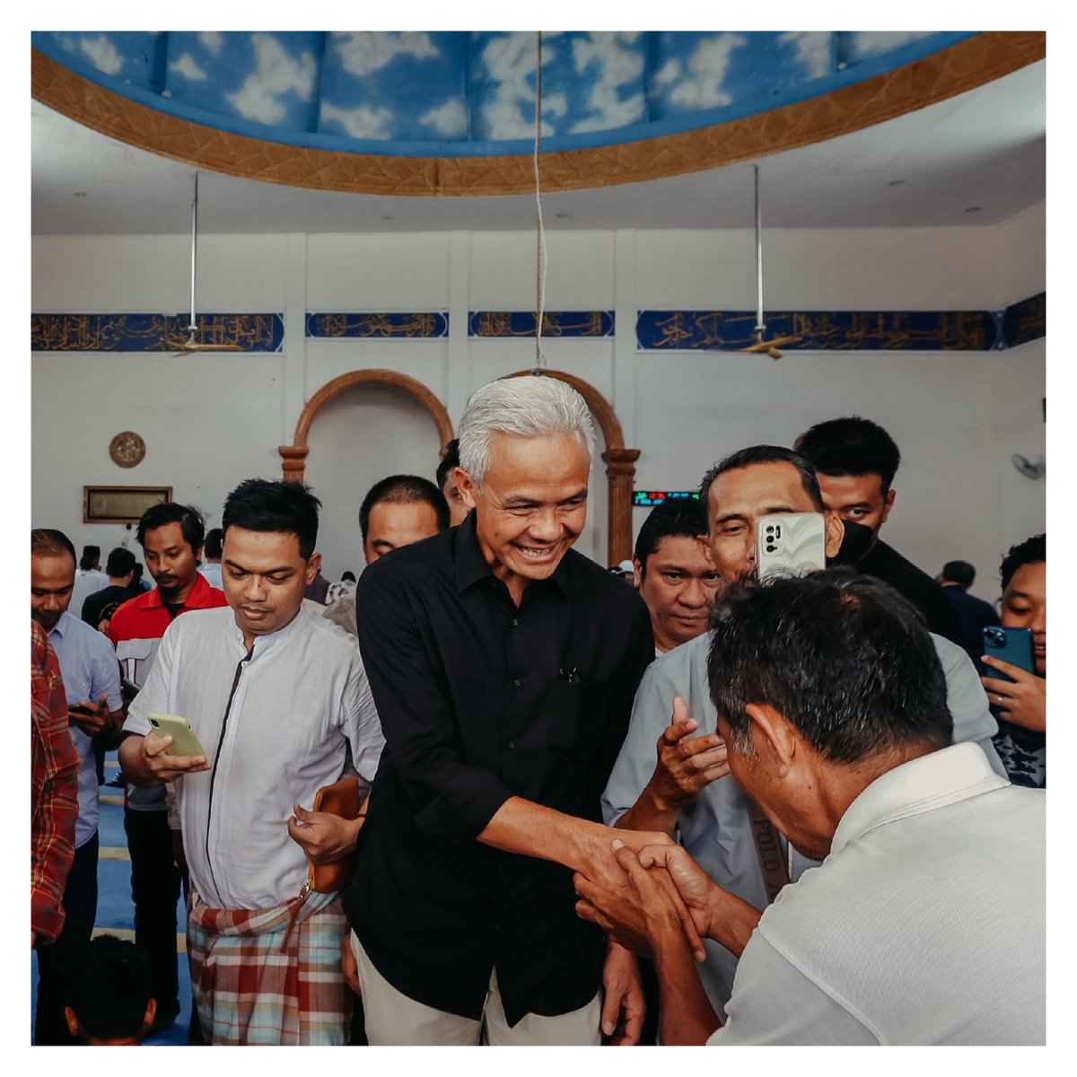 ganjarpranowo's tweet photo. Dulunya daerah ini disebut Koenpan yang berarti tempat untuk menemui raja. Seiring waktu masyarakat setempat melafalkannya sebagai Kupang. Alhamdulillah mengawali Desember ini saya bisa sowan kepada saudara-saudara warga Kupang. 

Ada banyak suku yang bermukim di sini. Mulai dari Suku Timor, Rote, Sabu, Flores sampai Bugis dan Jawa. Termasuk juga Etnis Dawan, yang menyambut saya dengan sapaan adat Natoni di Bandara El Tari ini. Natoni merupakan salam selamat datang yang juga menggambarkan makna kehidupan.