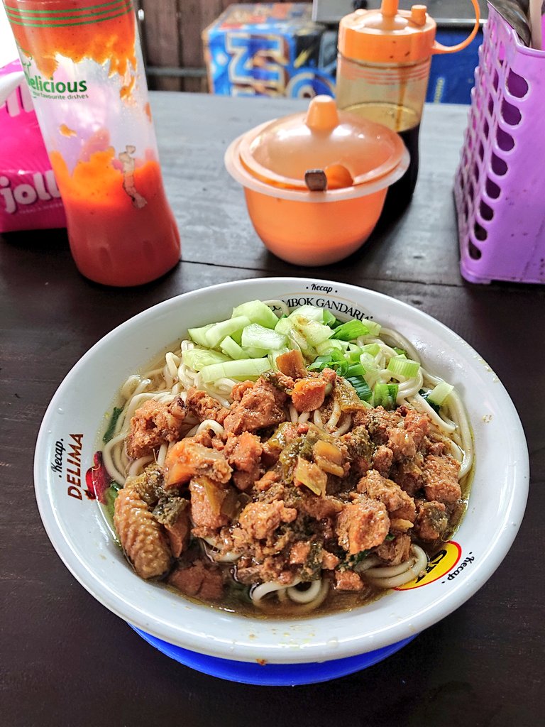 NurSetoAji's tweet photo. #JumatMieayaman edisi lupa bawa sticker dan mampir mumpung cocok ro hawane ke Mie Ayam Ngapak Cilacap Barat SMA N 1 Kalasan. Gerobag biru andalan, rasanya gurih, ayam melimpah ruah ditambah timun penyegar jos lah angets dubs gaskeun ja! 

https://t.co/ruhYIe4Qng

@InfoMieAyamYK https://t.co/k8uGXiC5lv