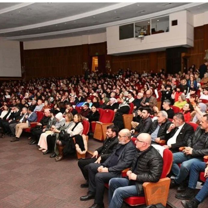 Pendik Halk Eğitimi Merkezi organizasyonunda, öğretmenimiz Şef Pınar Yılmaz yönetimindeki TSM Koromuz bu akşam tıklım tıklım dolu olan Yunus Emre Kültür Merkezinde yine muhteşem bir konser verdiler.