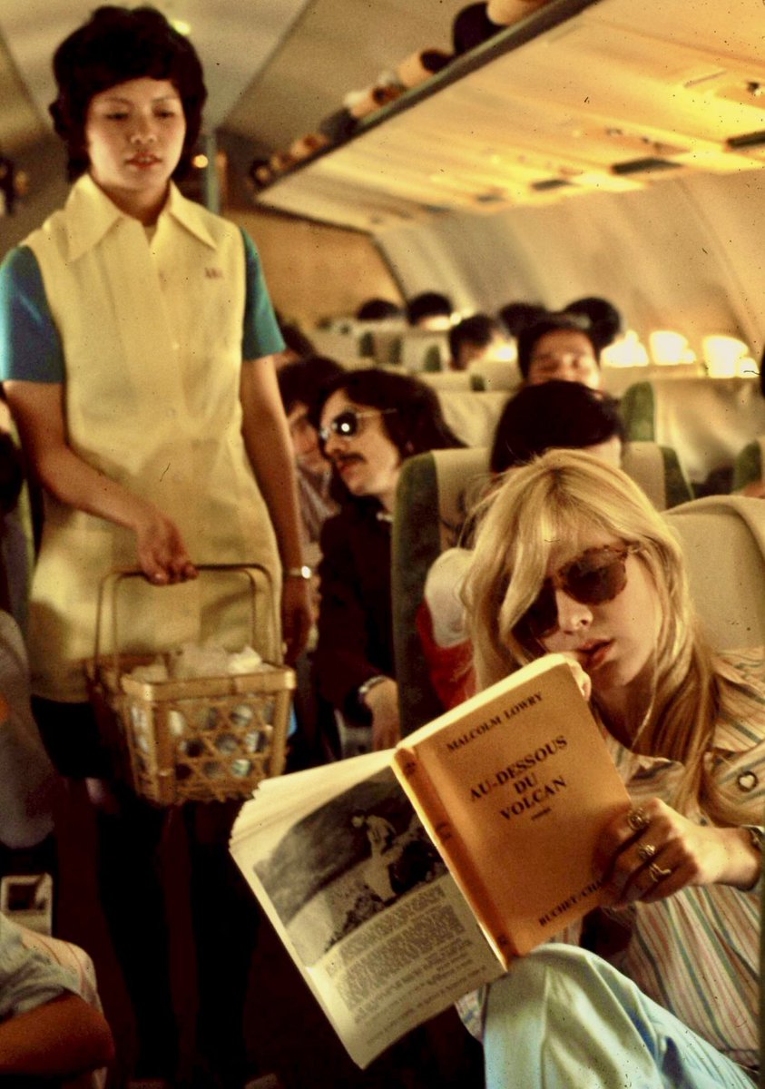 hiddenliburua's tweet photo. Fan de cette photo de Sylvie Vartan plongée dans Au-dessous du volcan de Malcolm Lowry (1947) dans le vol Paris-Tokyo en 1971.
(photo qui de droit) https://t.co/qxMTKXlEmk
