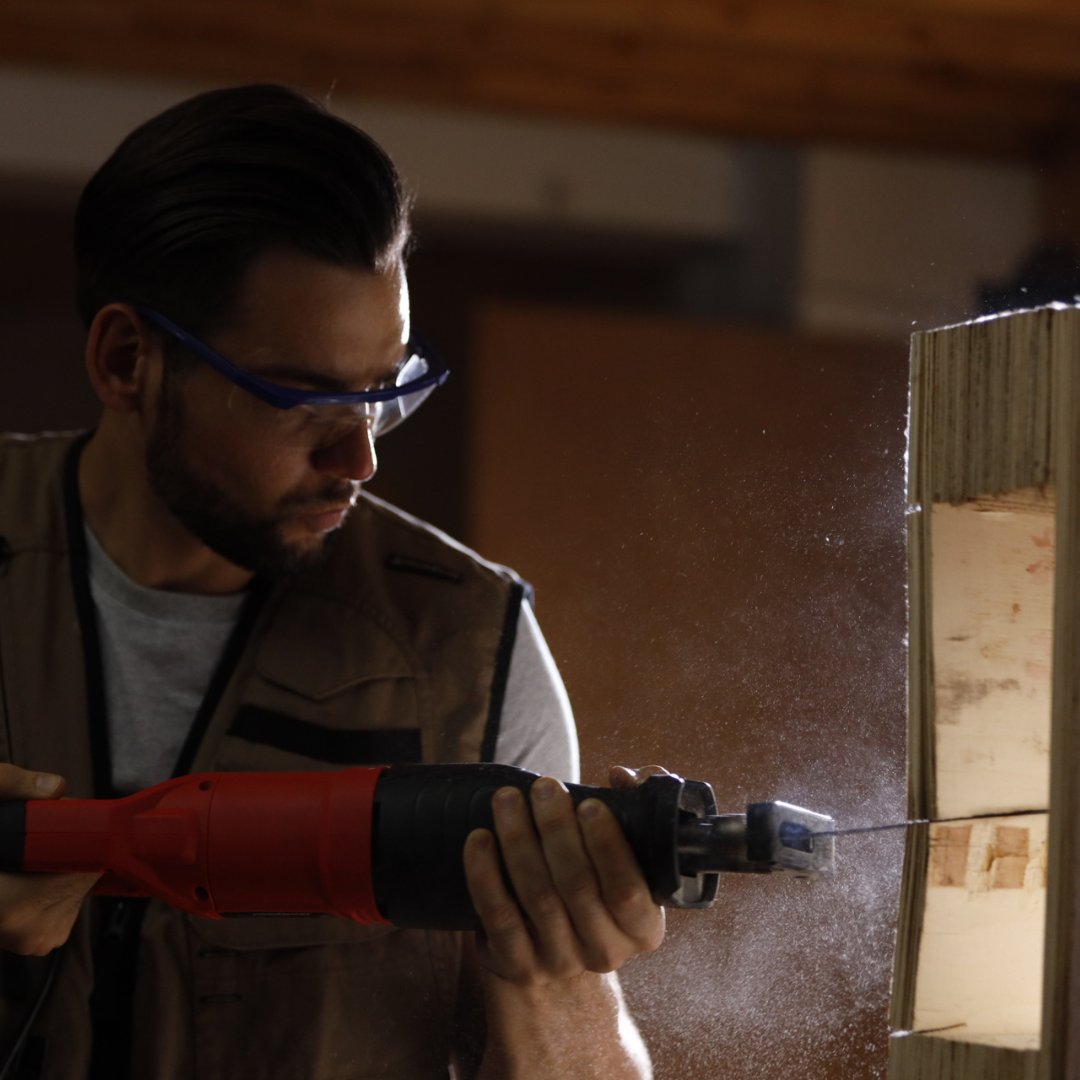 PowerSmart_USA's tweet photo. Effortless precision at home! 🏡✂️ Introducing the 7.5 A Receiving Saw with 2800 SPM – the perfect corded electric hand saw in bold red. With 5 blades, it's your go-to for cutting wood, metal, and PVC. Upgrade your home projects with ease! 🔴🔧 

Shop👉 https://t.co/qc0z6UUmRF https://t.co/dFosc1mMqG
